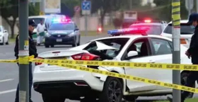 carro bate em poste após ser atingido por disparos