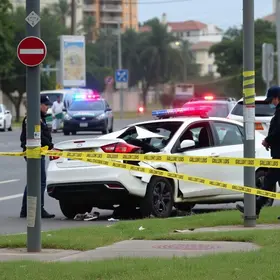 carro bate em poste após ser atingido por disparos