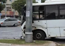 ônibus colide com poste em Duque de Caxias