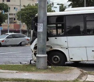 ônibus colide com poste em Duque de Caxias