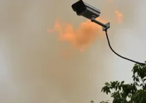 homem incendeia câmera de monitoramento