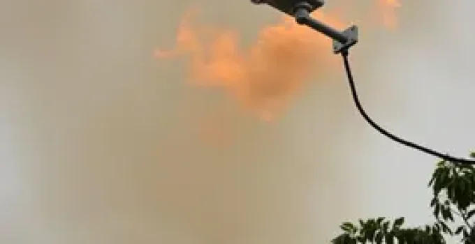 homem incendeia câmera de monitoramento