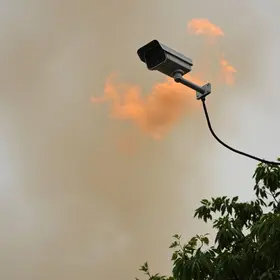 homem incendeia câmera de monitoramento